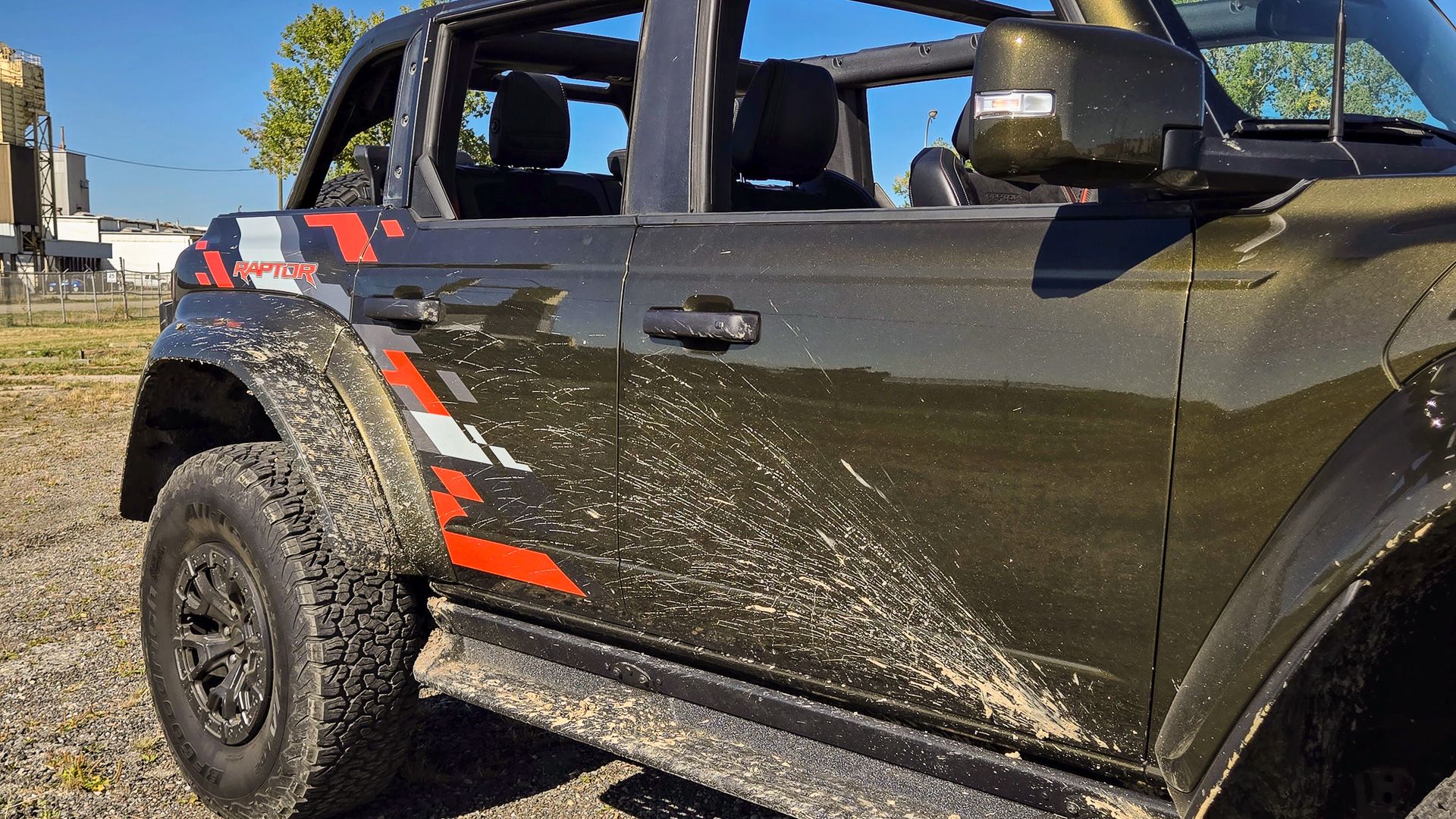 Ford Bronco Raptor SUV 2024 off road sujeira-2