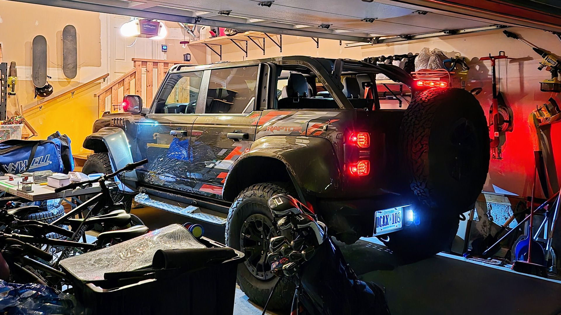 SUV Ford Bronco Raptor 2024 estacionado na garagem-2