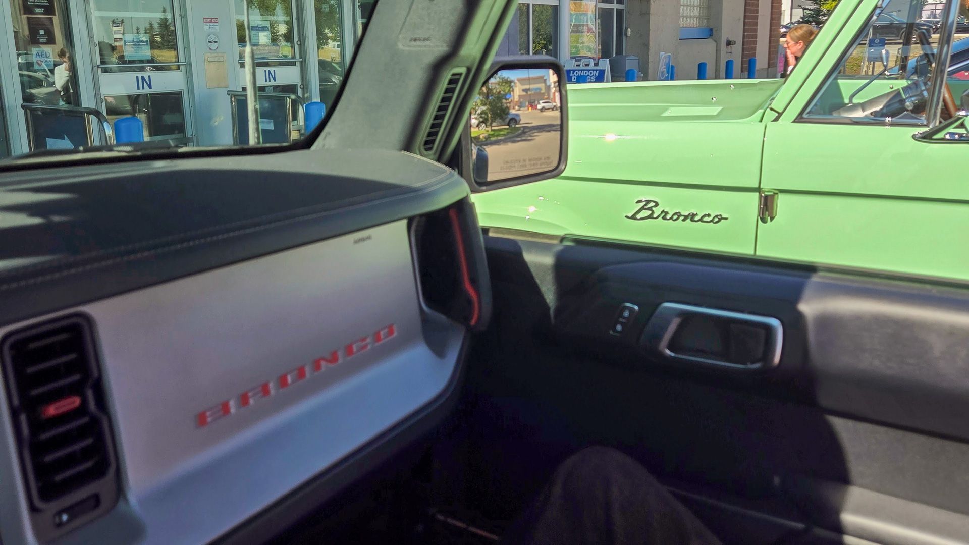 SUV Ford Bronco Raptor 2024 vs old school-2