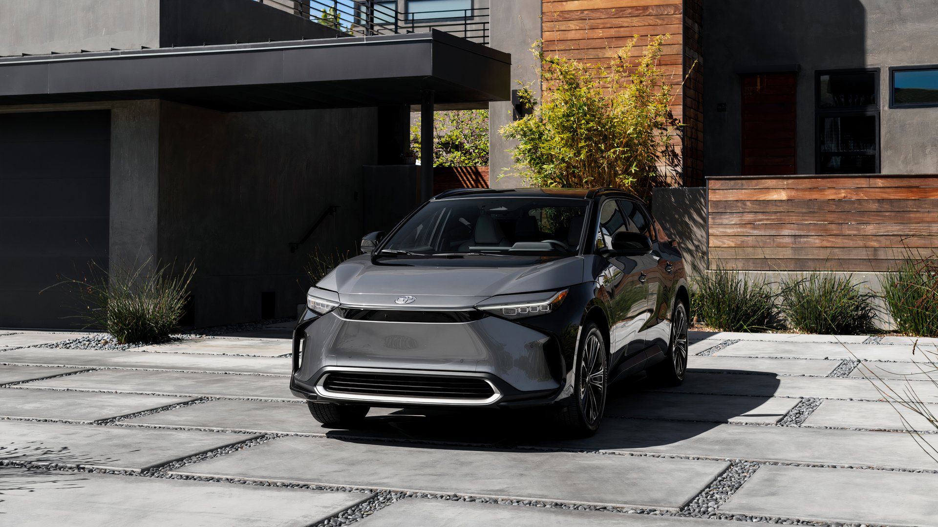 2024_bZ4X_Limited_AWD_HeavyMetal_002