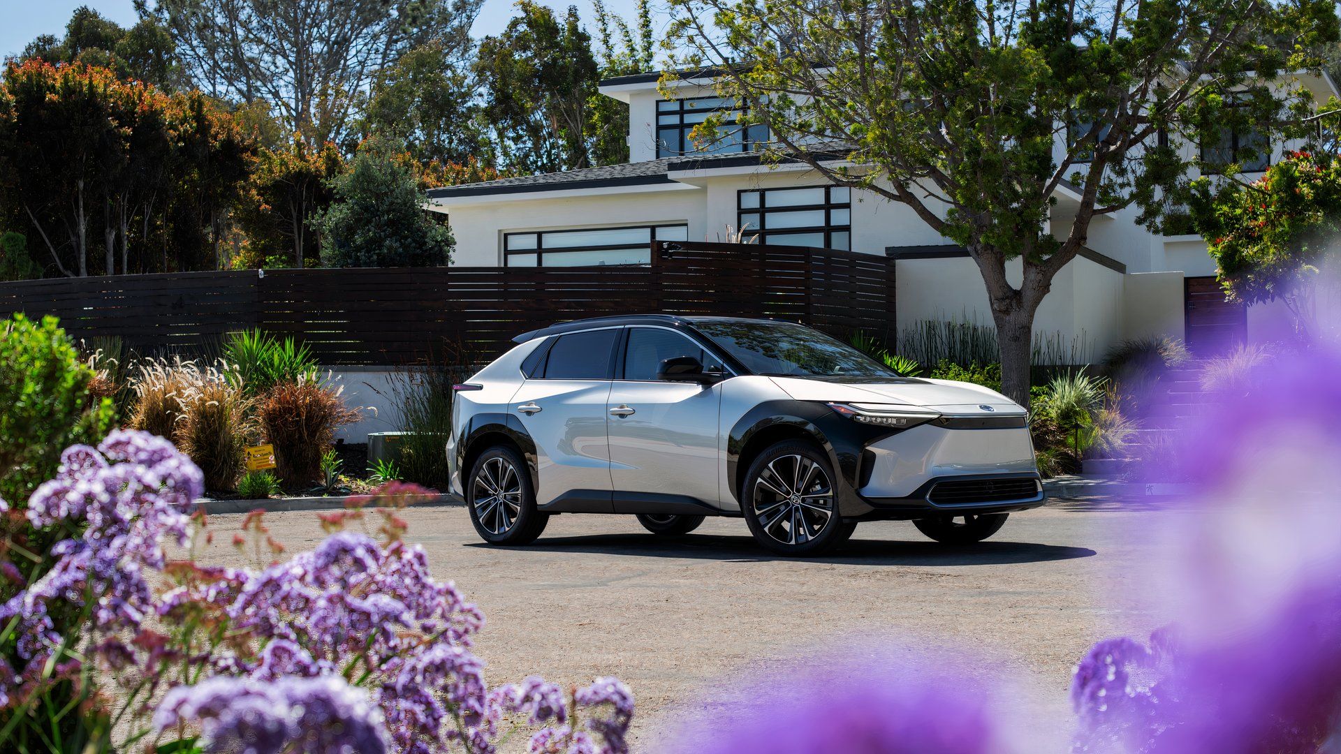 2024_bZ4X_Limited_FWD_ElementalSilverMetallic_002