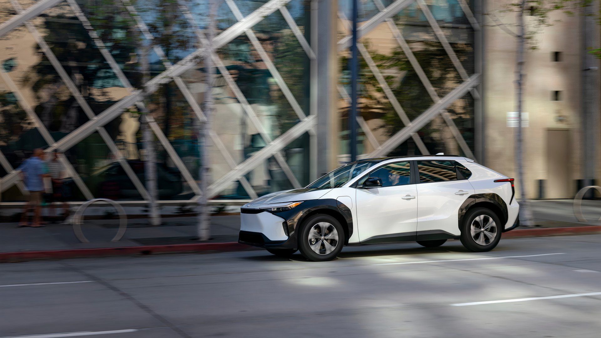 2024_bZ4X_XLE_FWD_WindChillPearl_001