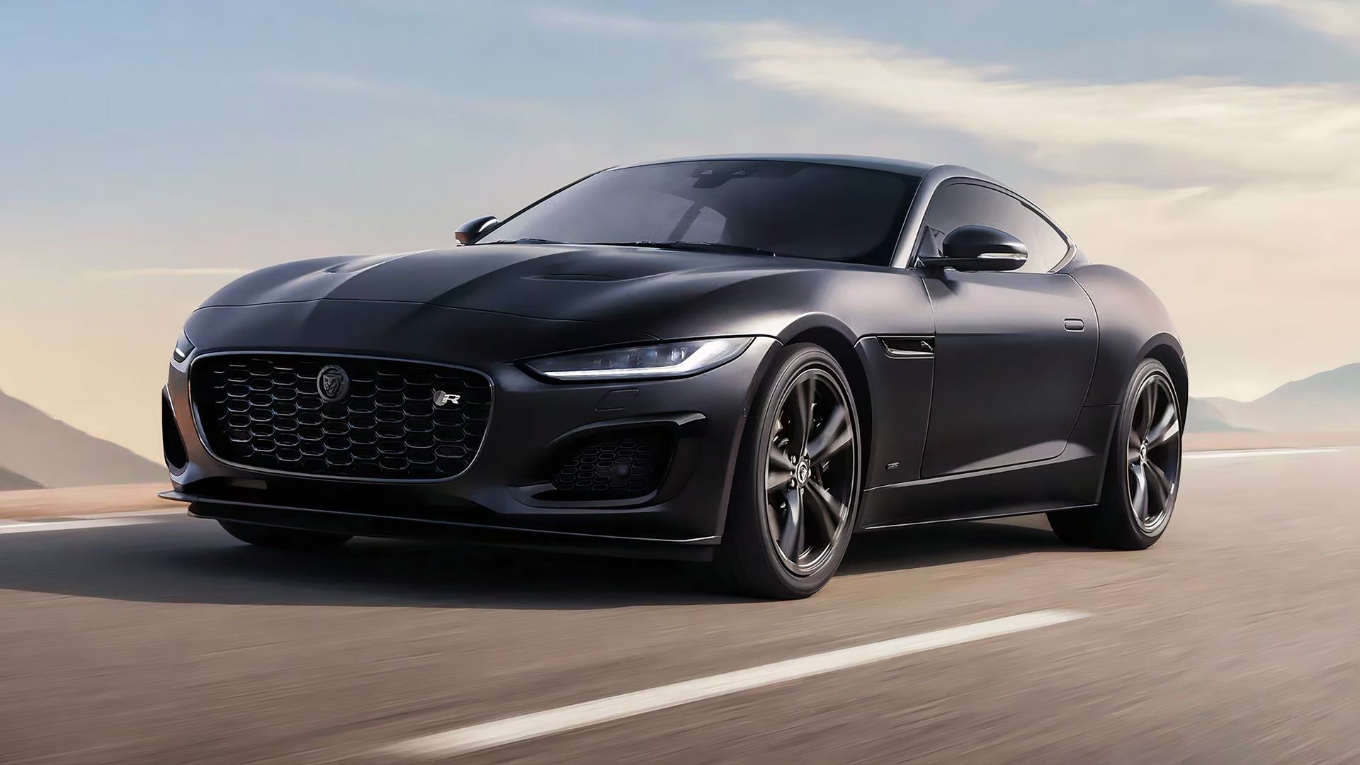 Uma foto frontal, do lado esquerdo, de um Jaguar F-Type 2024