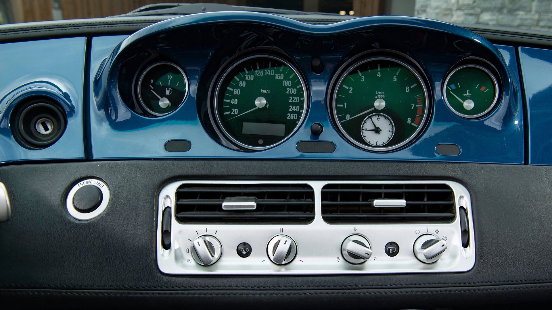 O painel de instrumentos de um BMW Z8 2000