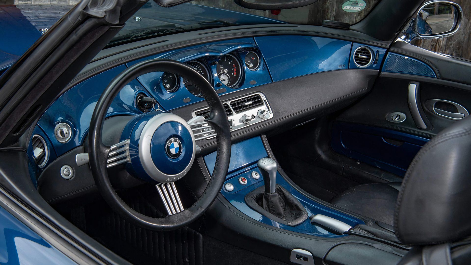 O interior de um BMW Z8 2000