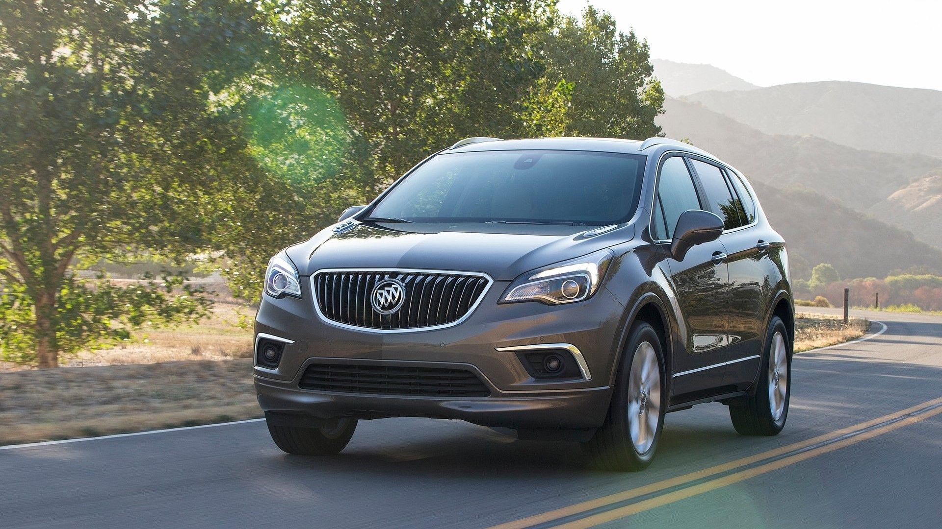 Foto de ação frontal 3/4 de um Buick Envision 2018