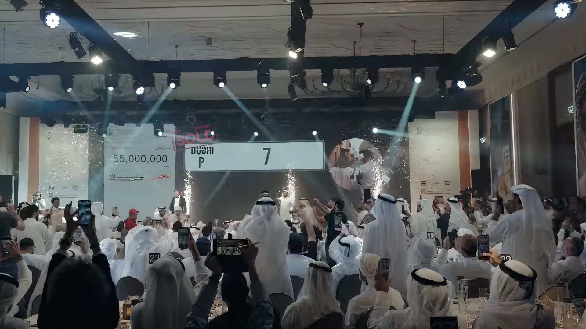 Celebração do leilão de placas de veículos em Dubai