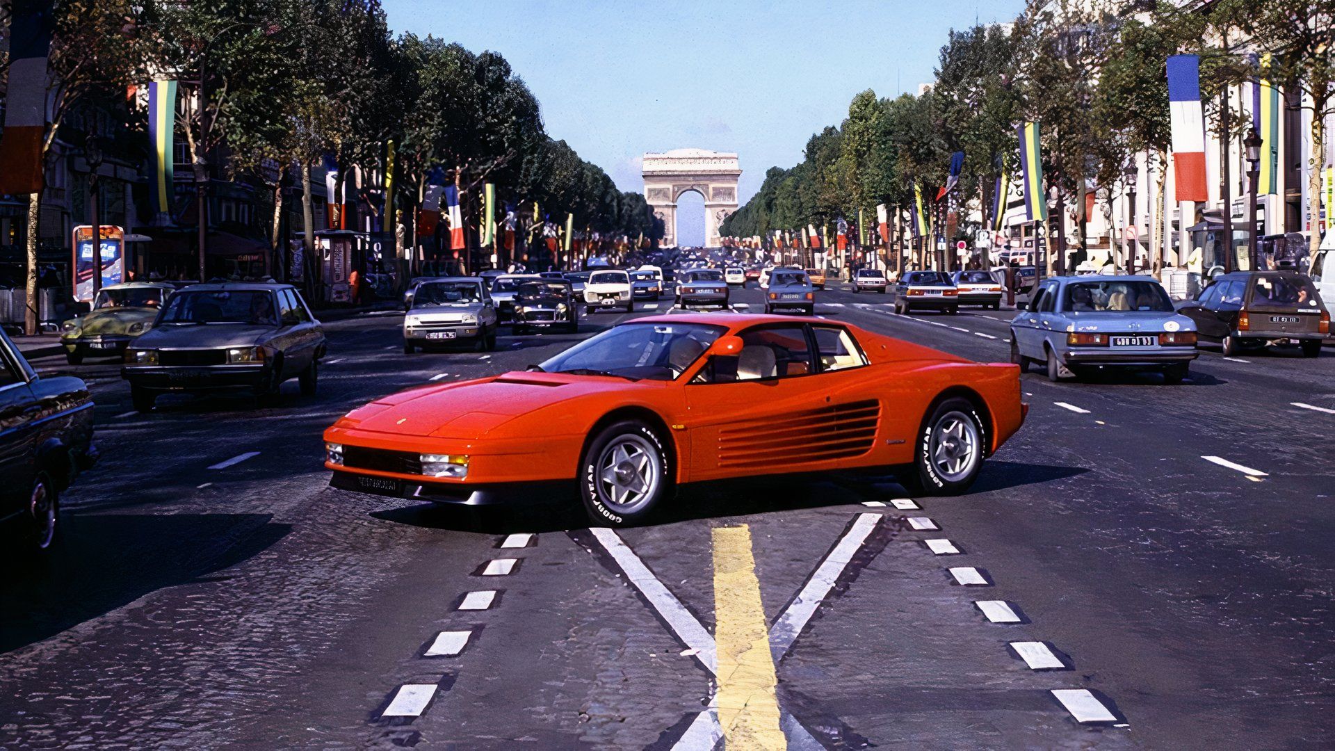 Ferrari Testarossa 1984 em vermelho posando na Champs-Elysees em Paris