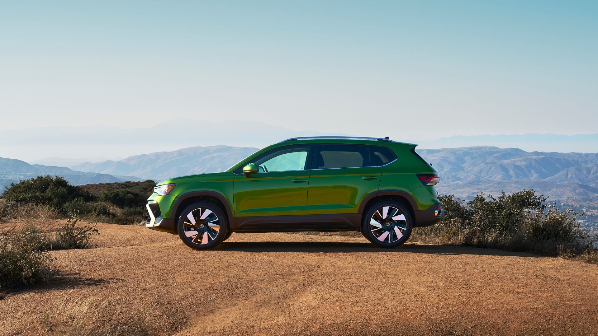 Foto de perfil lateral do Volkswagen Taos 2025