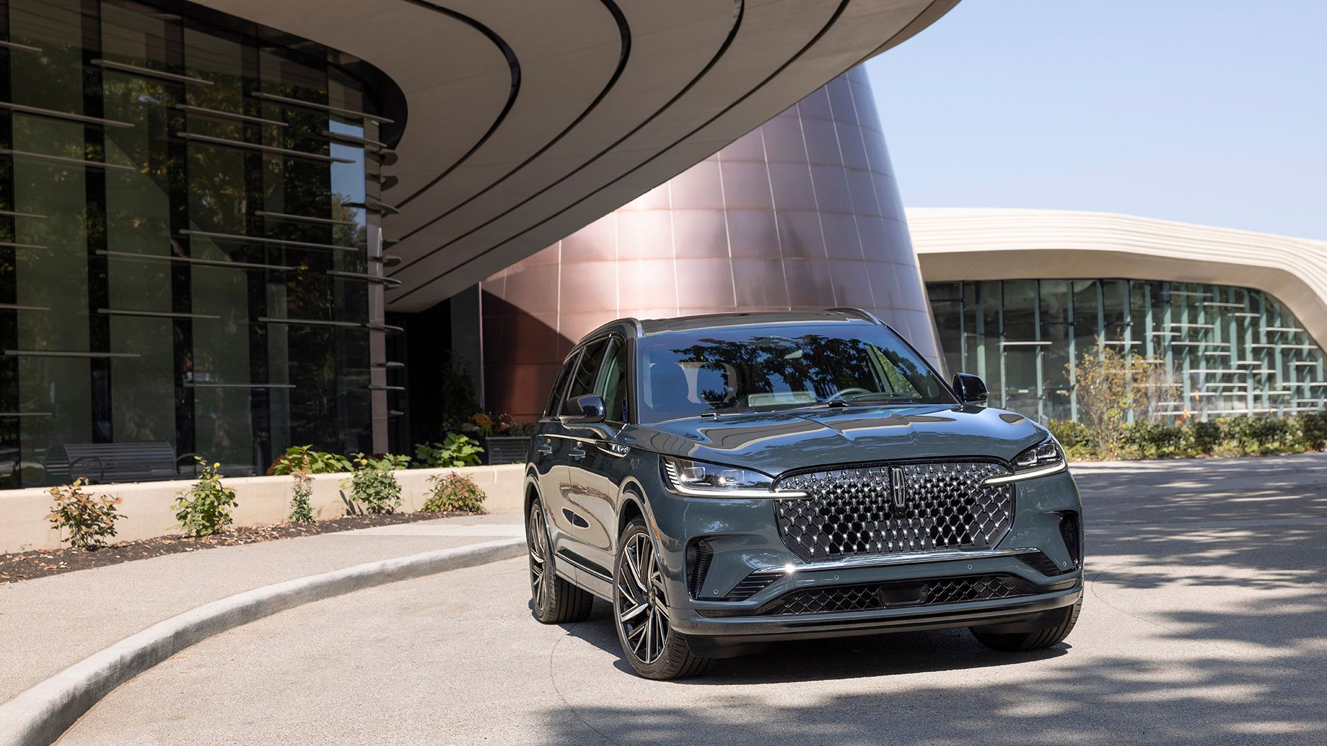 Vista frontal 3/4 de um Lincoln Aviator 2025