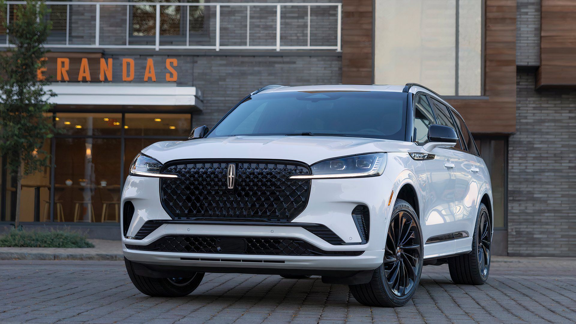 Vista frontal 3/4 de um Lincoln Aviator 2025