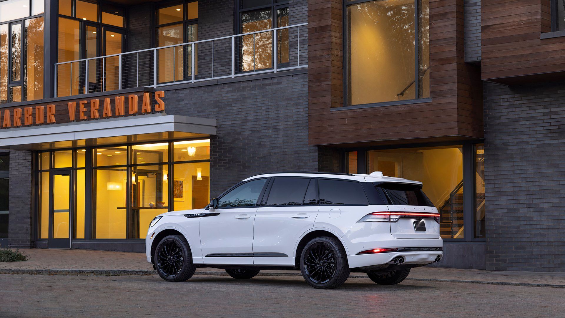 Vista traseira 3/4 de um Lincoln Aviator 2025
