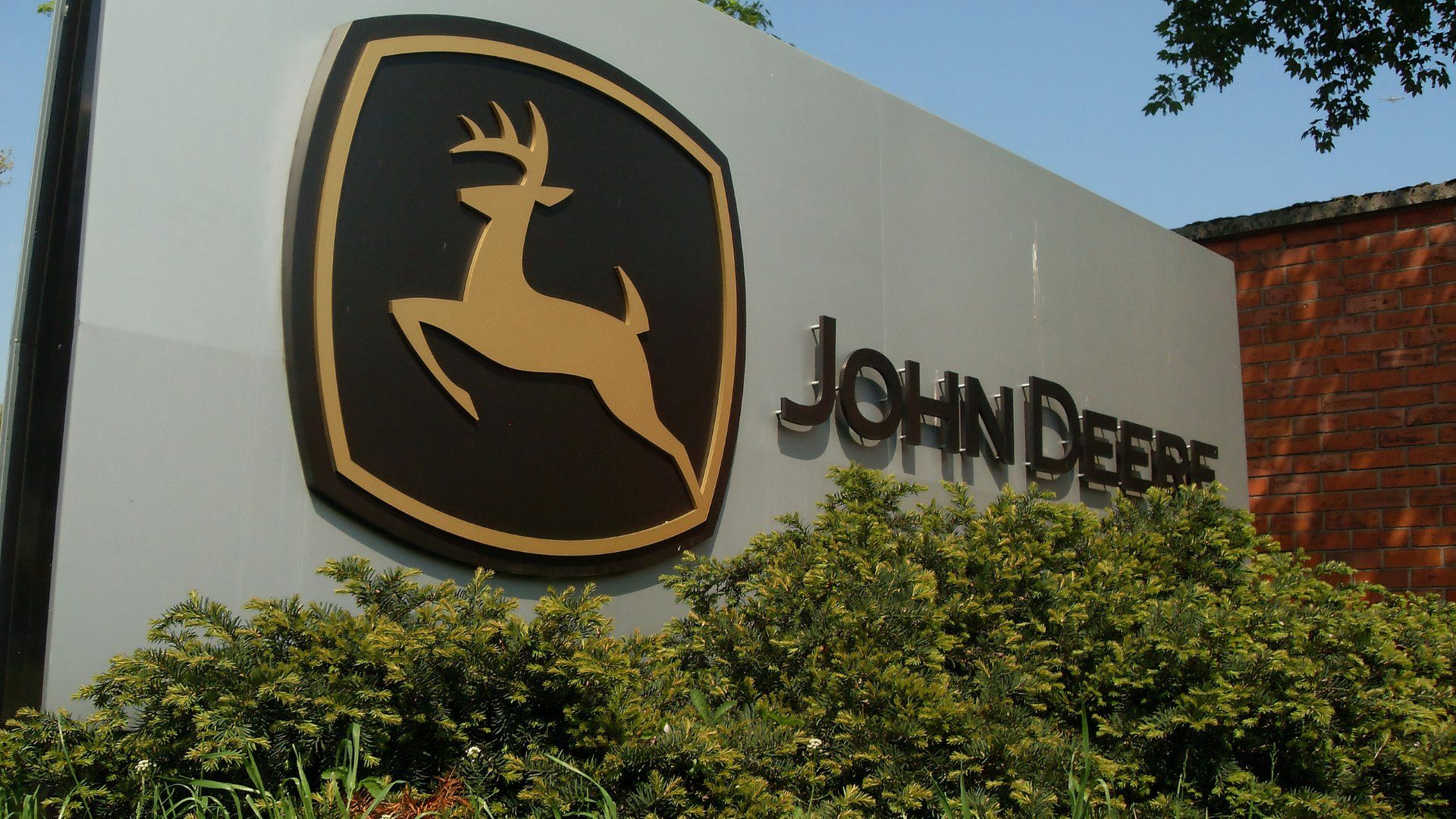 Uma foto do logotipo da John Deere do lado de fora de seus escritórios em Mannheim