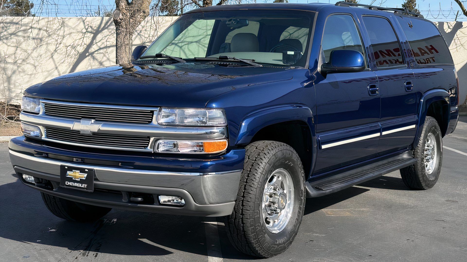 Vista frontal 3/4 do Chevrolet Suburban 2500 azul 2001