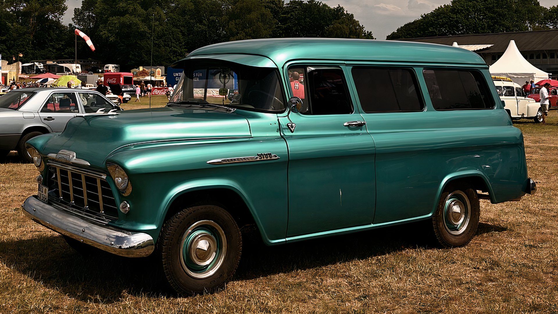 Vista lateral do Chevrolet Suburban 1956