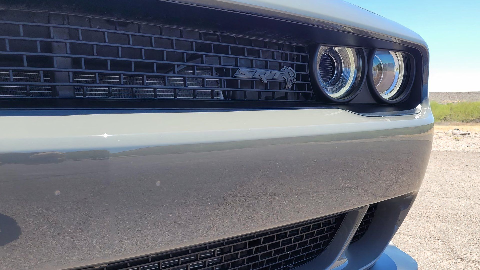 Emblema da grade do Dodge Challenger SRT Hellcat 2023
