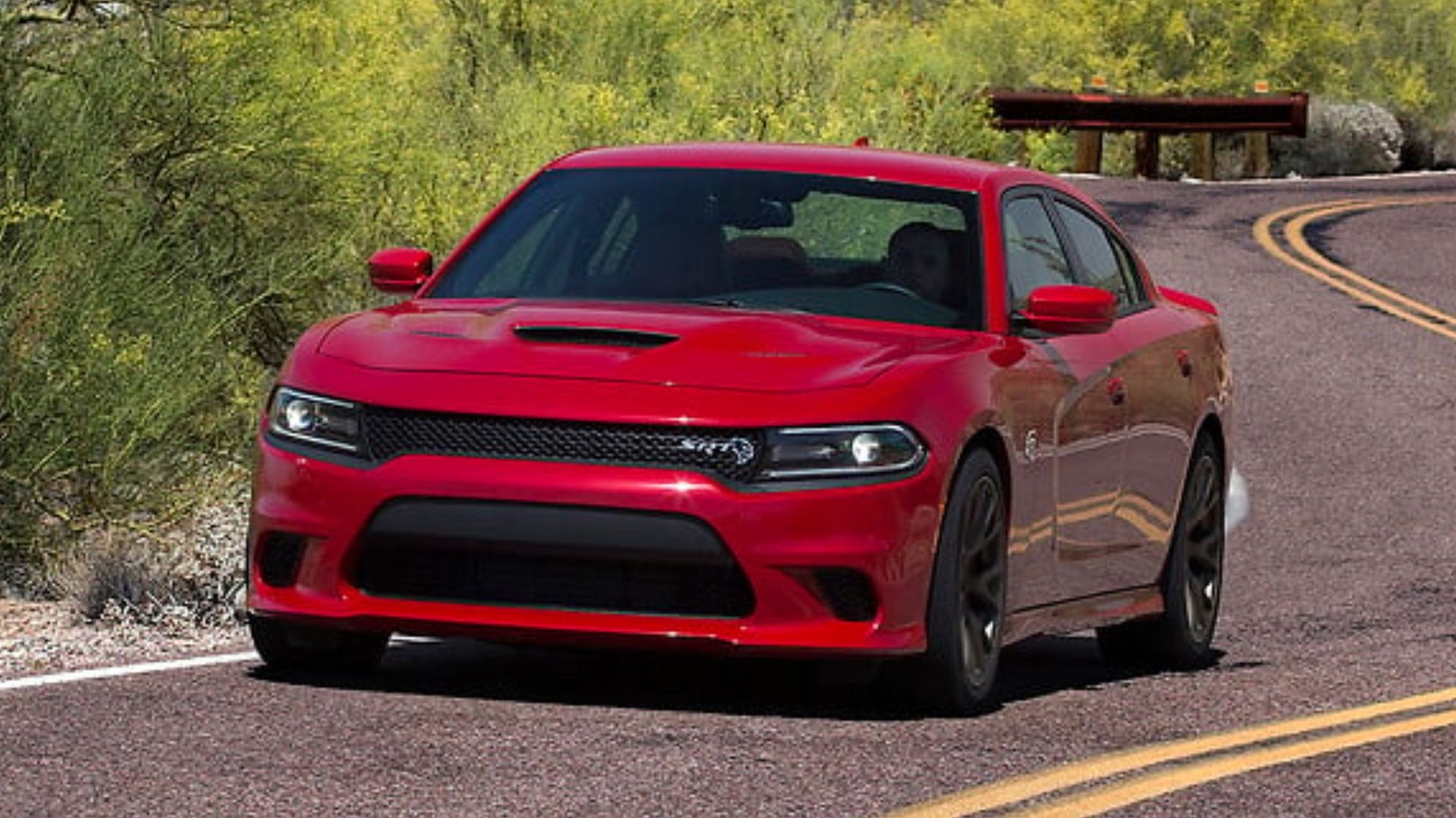Vista frontal 3/4 do Charger SRT Hellcat Widebody 2023 dirigindo