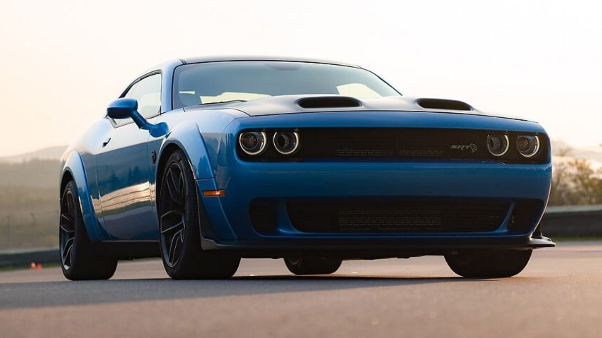 Vista frontal 3/4 do Dodge Challenger SRT Hellcat Redeye 2023