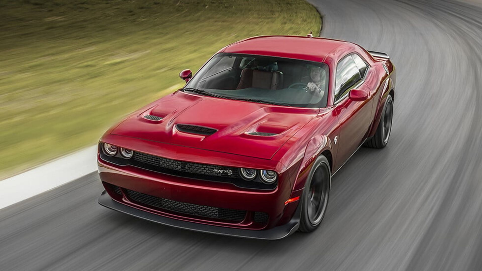 Vista superior do Dodge Challenger SRT Hellcat 2023 dirigindo