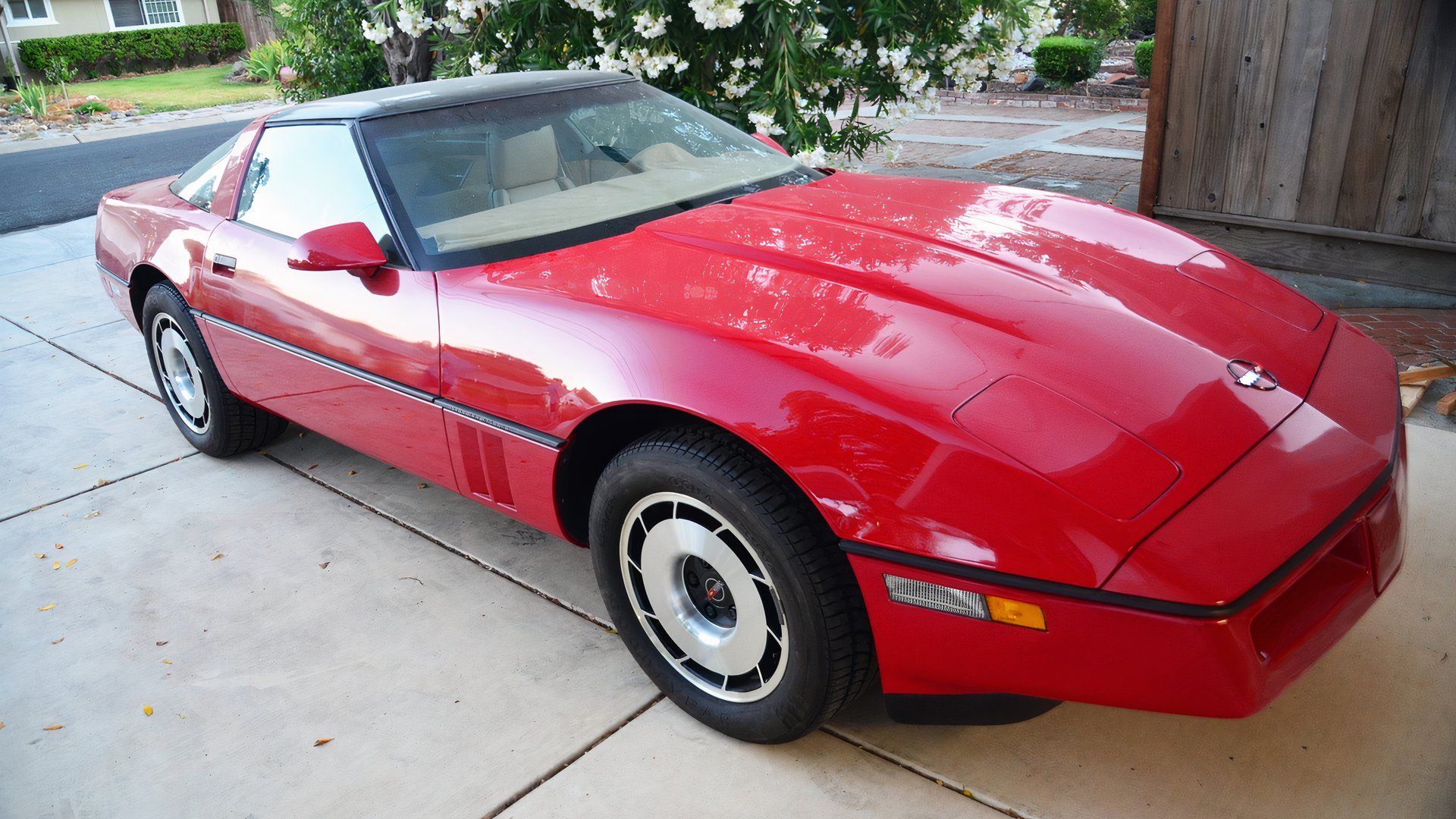 Vista lateral 3/4 do Chevrolet Corvette 1984