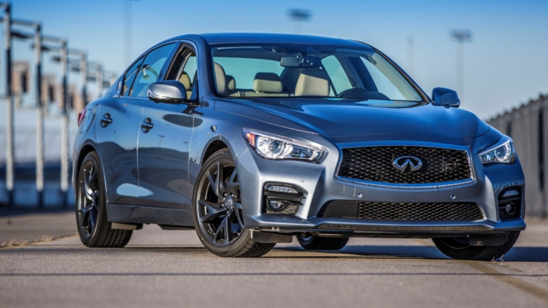 Front three-quarters shot of a 2014 Infiniti Q50s Hybrid
