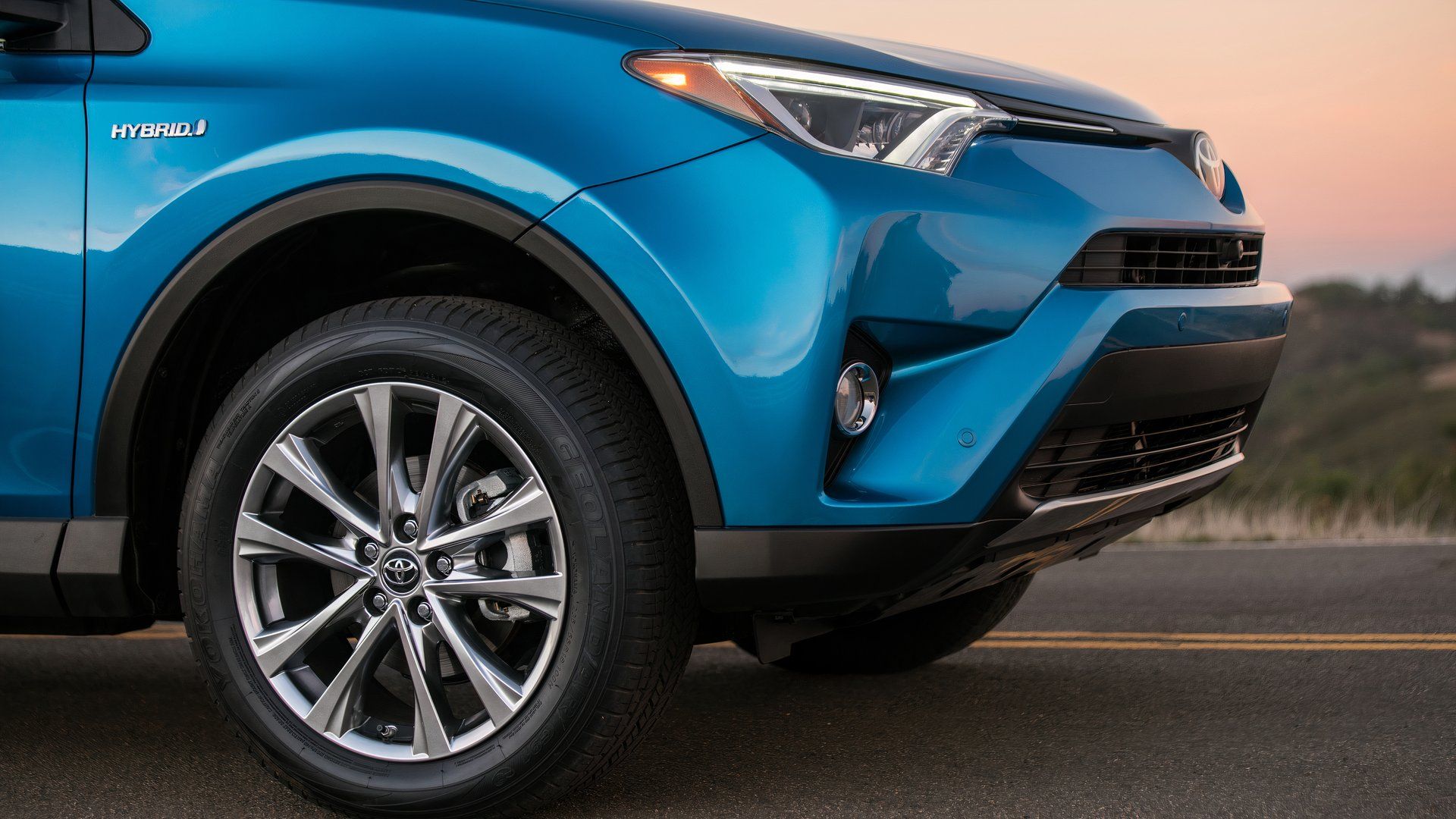 2017 Toyota RAV4 Hybrid Front Passenger Wheel
