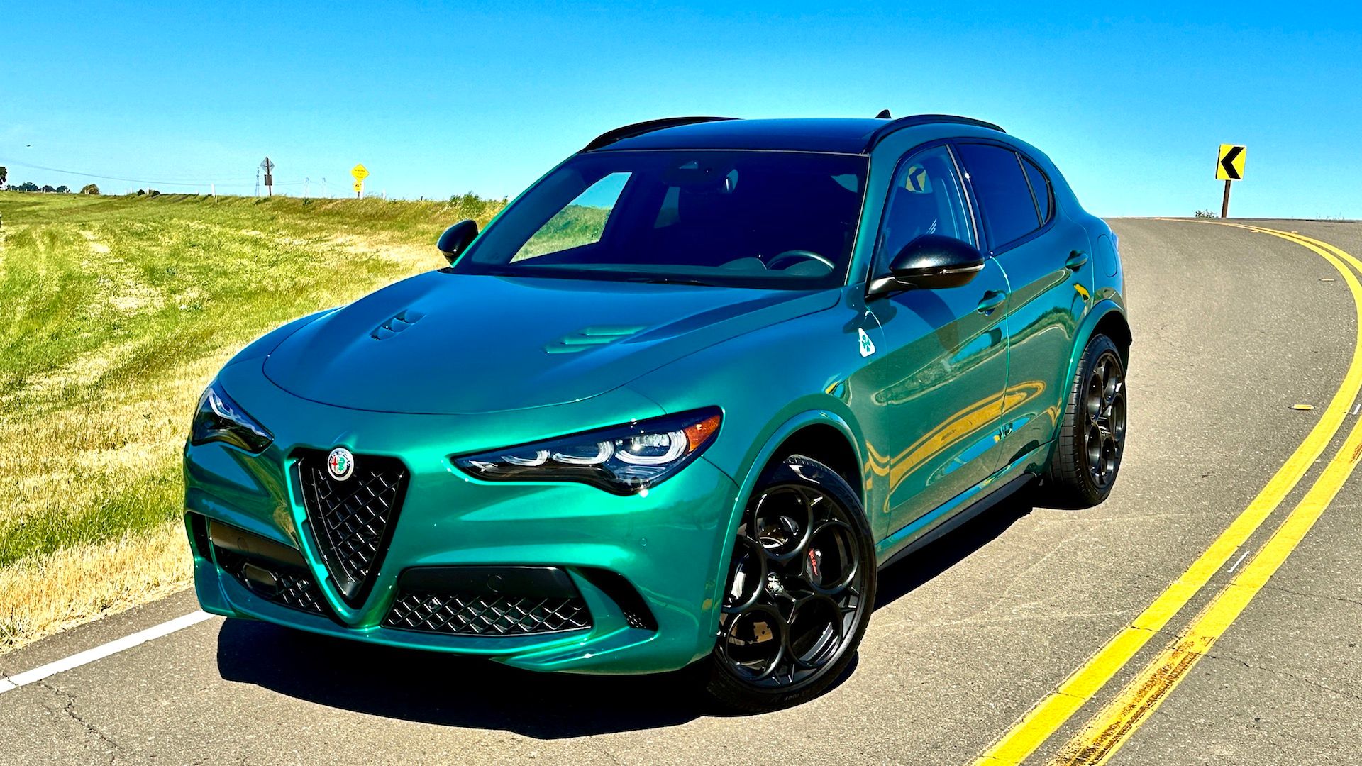 2024 Alfa Romeo Stelvio Exterior Front 3:4 Left