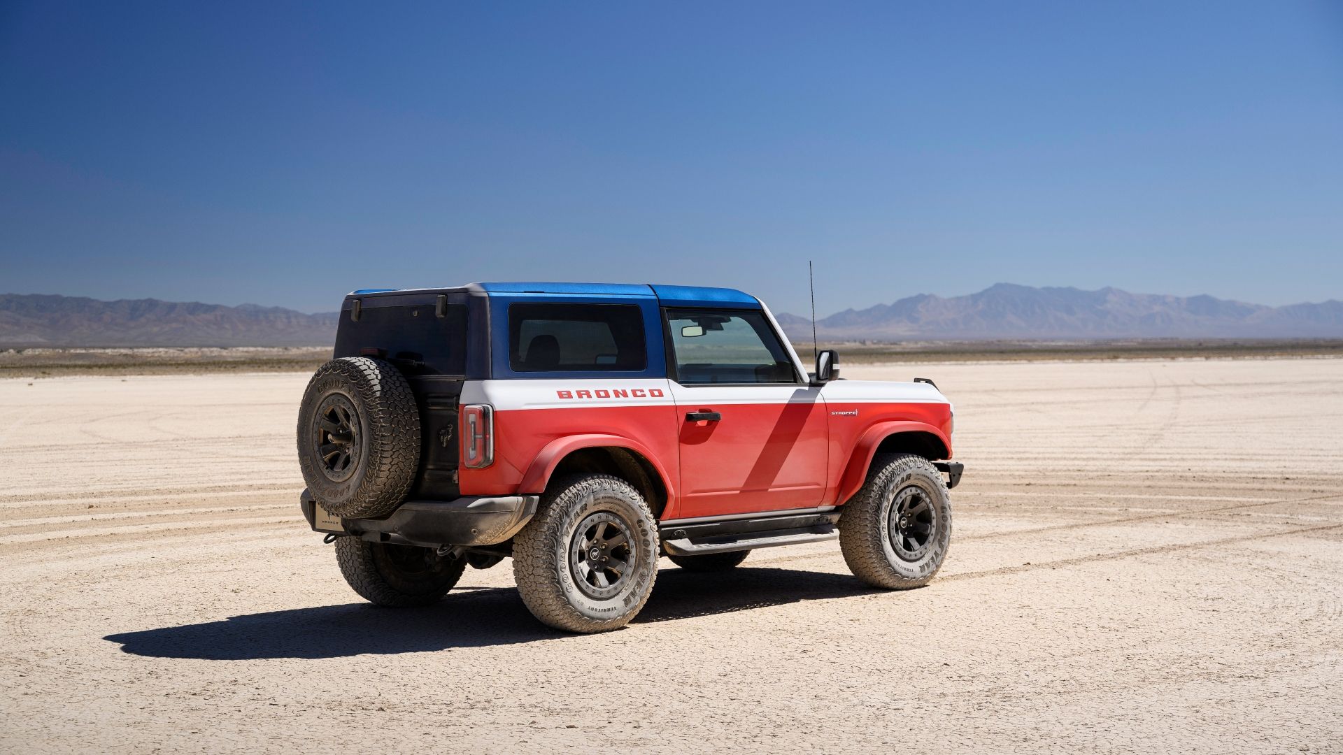 Foto traseira de três quartos da edição especial do Bronco Stroppe 2025