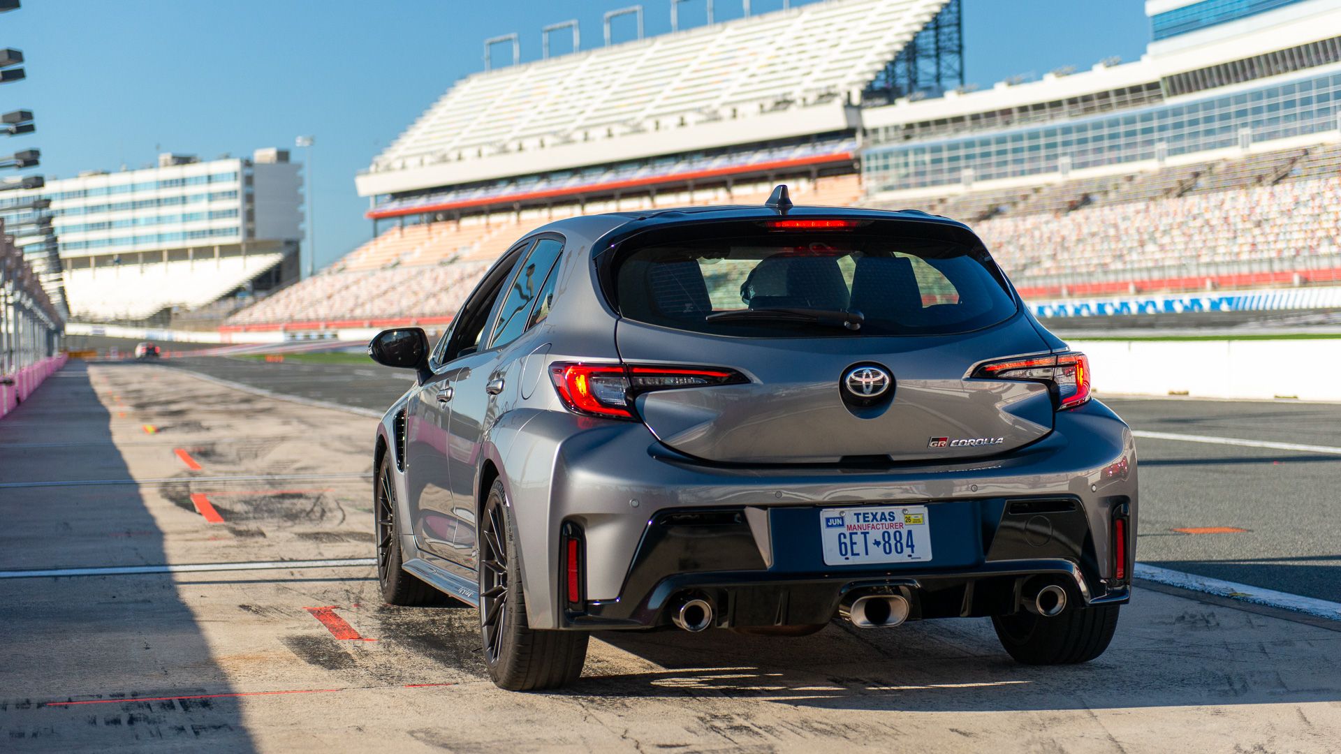 2025 Toyota GR Corolla traseira na pista