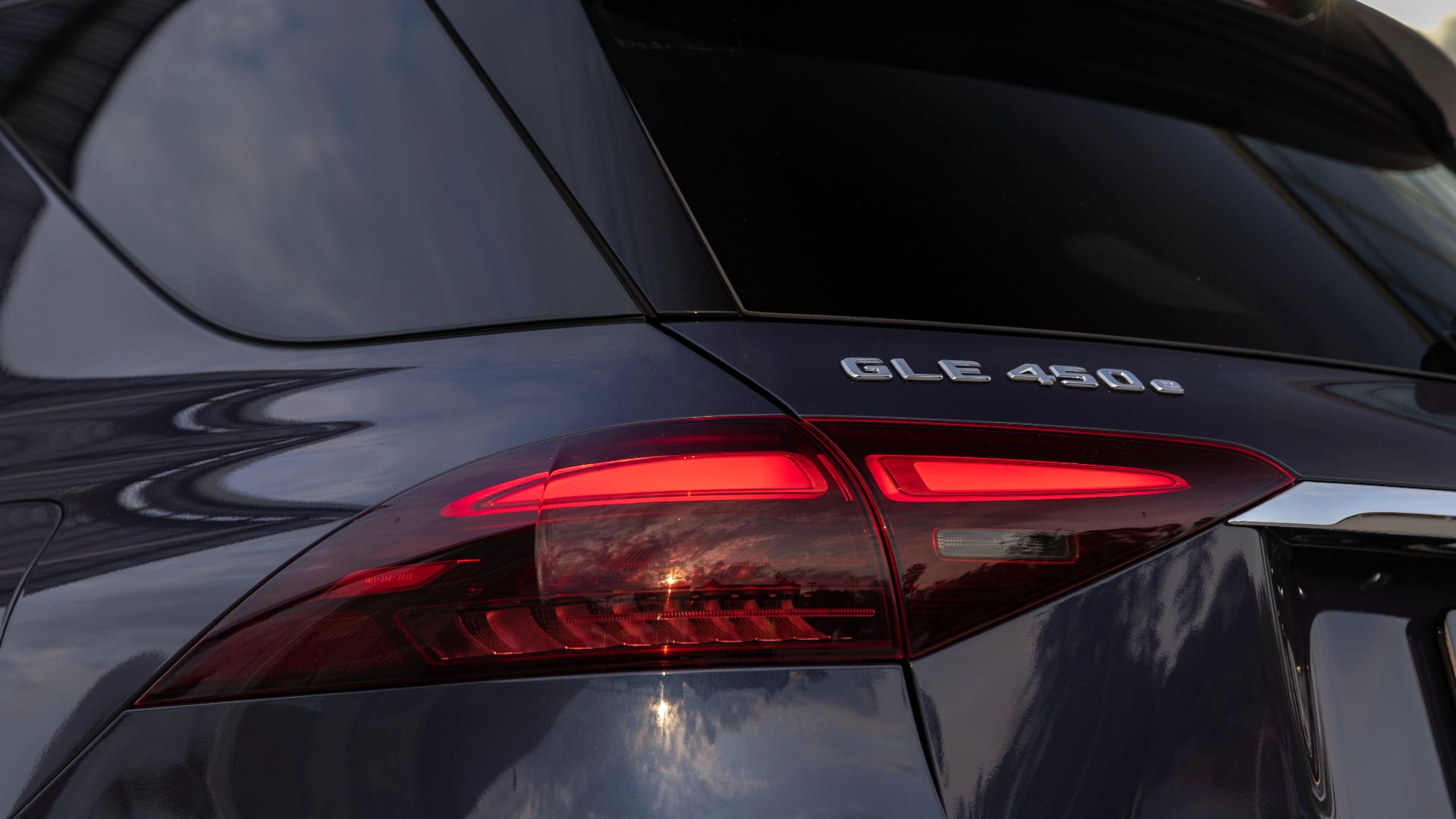 Mercedes GLE 450e close up of emblem