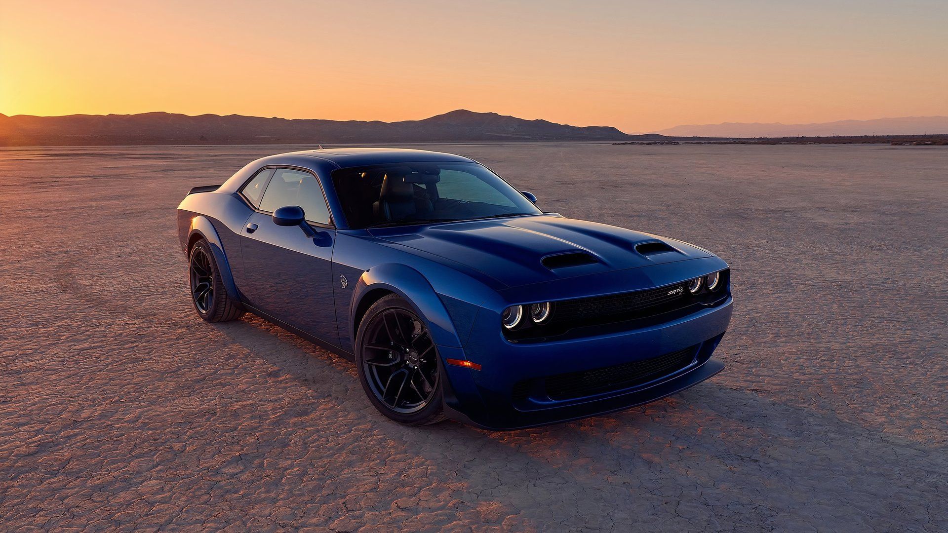 Dodge Challenger Hellcat no deserto, frente 3/4