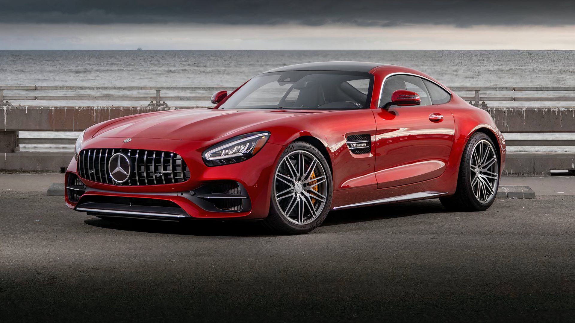 2020 Mercedes-AMG GT 63 S Coupé de 4 portas em vermelho posando em frente à costa