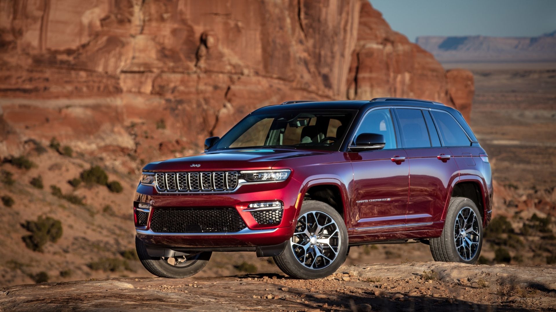 Foto frontal 3/4 do Jeep Grand Cherokee 2024
