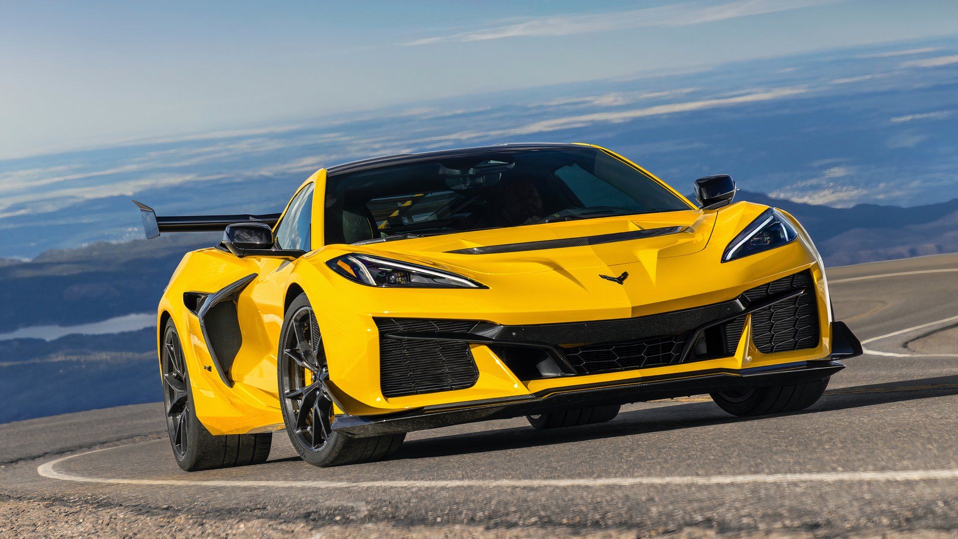 Vista frontal 3/4 do Chevrolet Corvette ZL-1 2025 na estrada