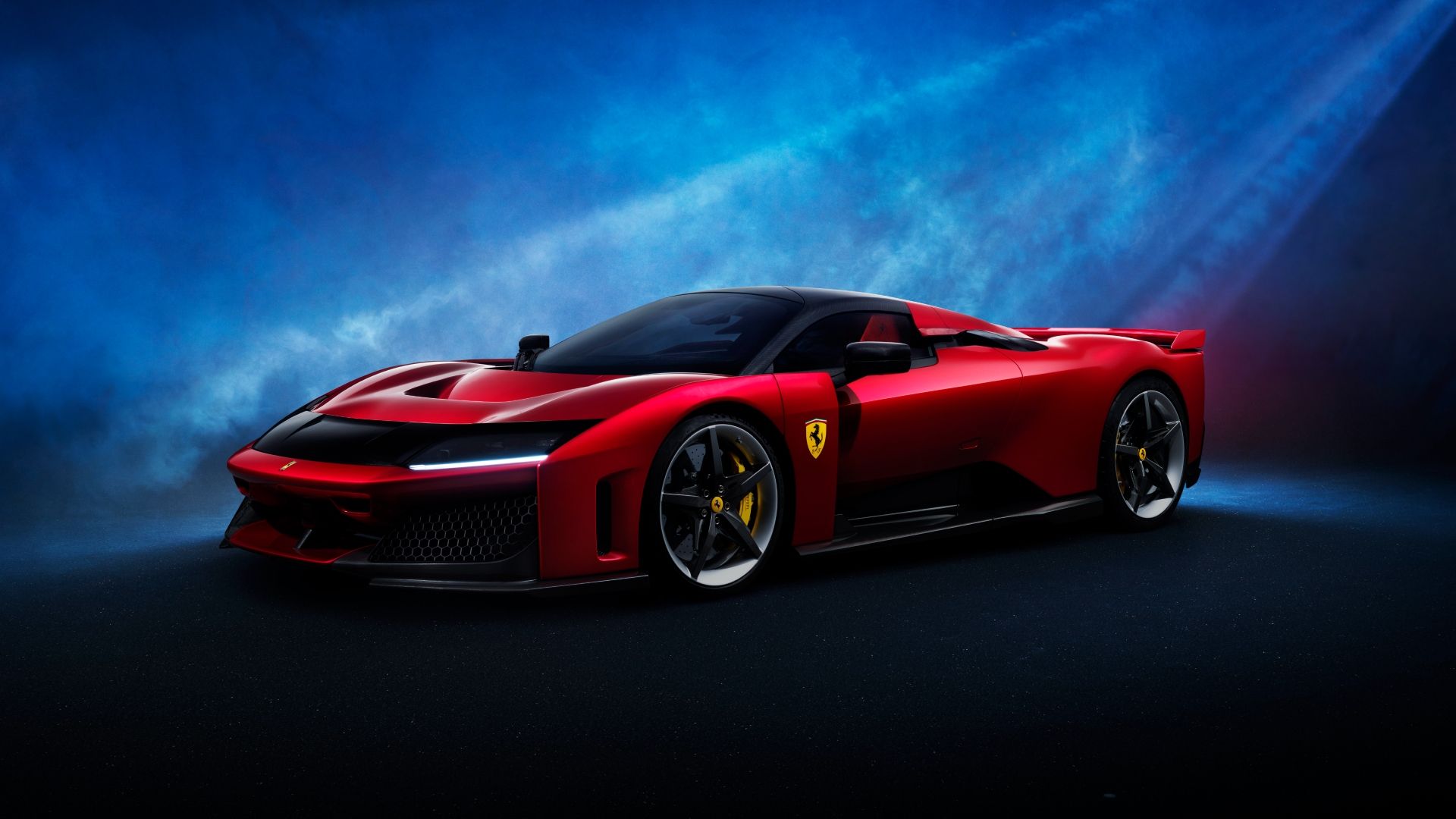 Foto frontal de três quartos de uma Ferrari F80 vermelha