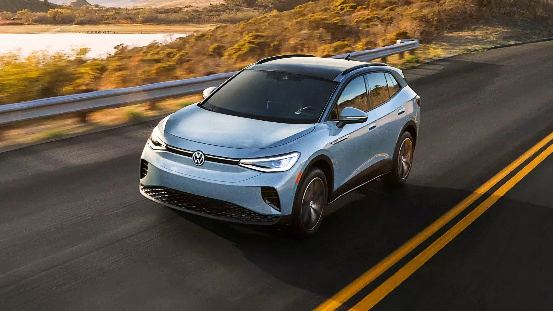 Um pequeno SUV elétrico azul Volkswagen ID.4 está circulando na estrada. 