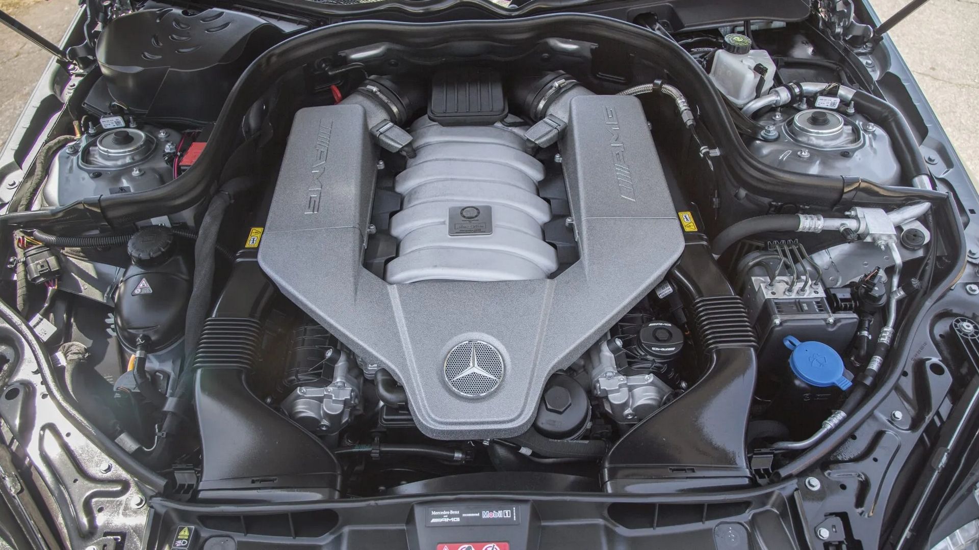 Compartimento do motor Mercedes-Benz E63 AMG 2011