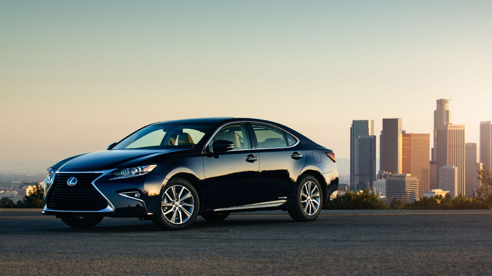 2018 Lexus ES 300h Side Shot