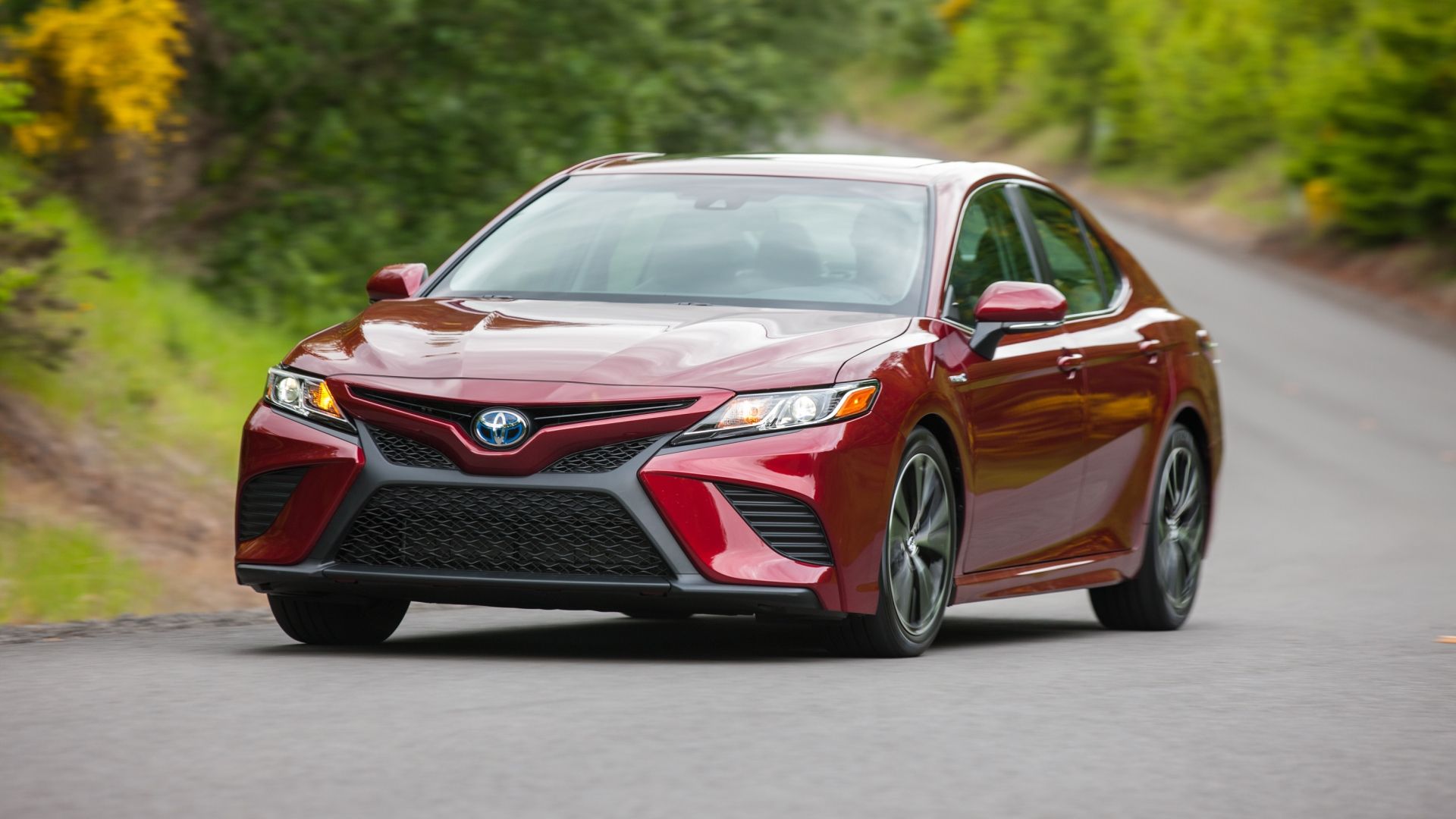 2019 Toyota Camry Hybrid front-quarter