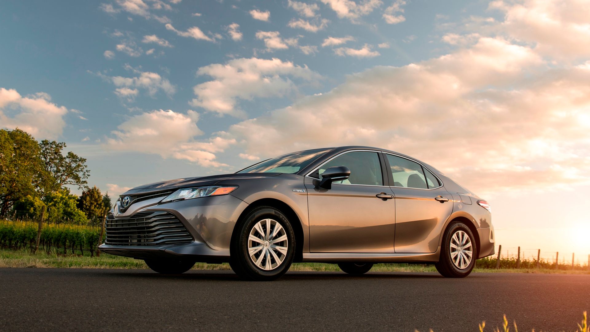 2019 Toyota Camry Hybrid front-quarter
