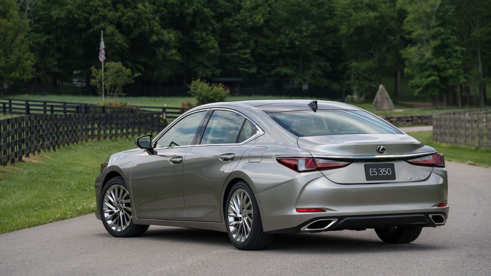 2019 Lexus ES 300h traseiro e lateral