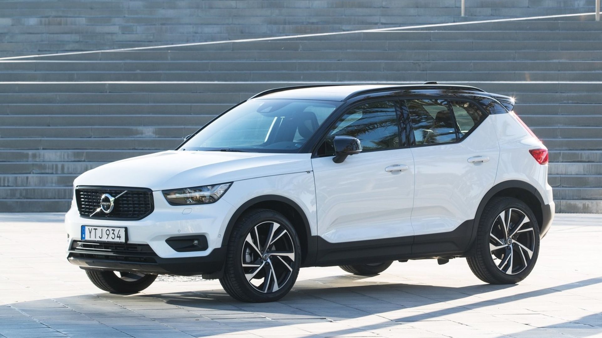 2023 Volvo XC40 B5