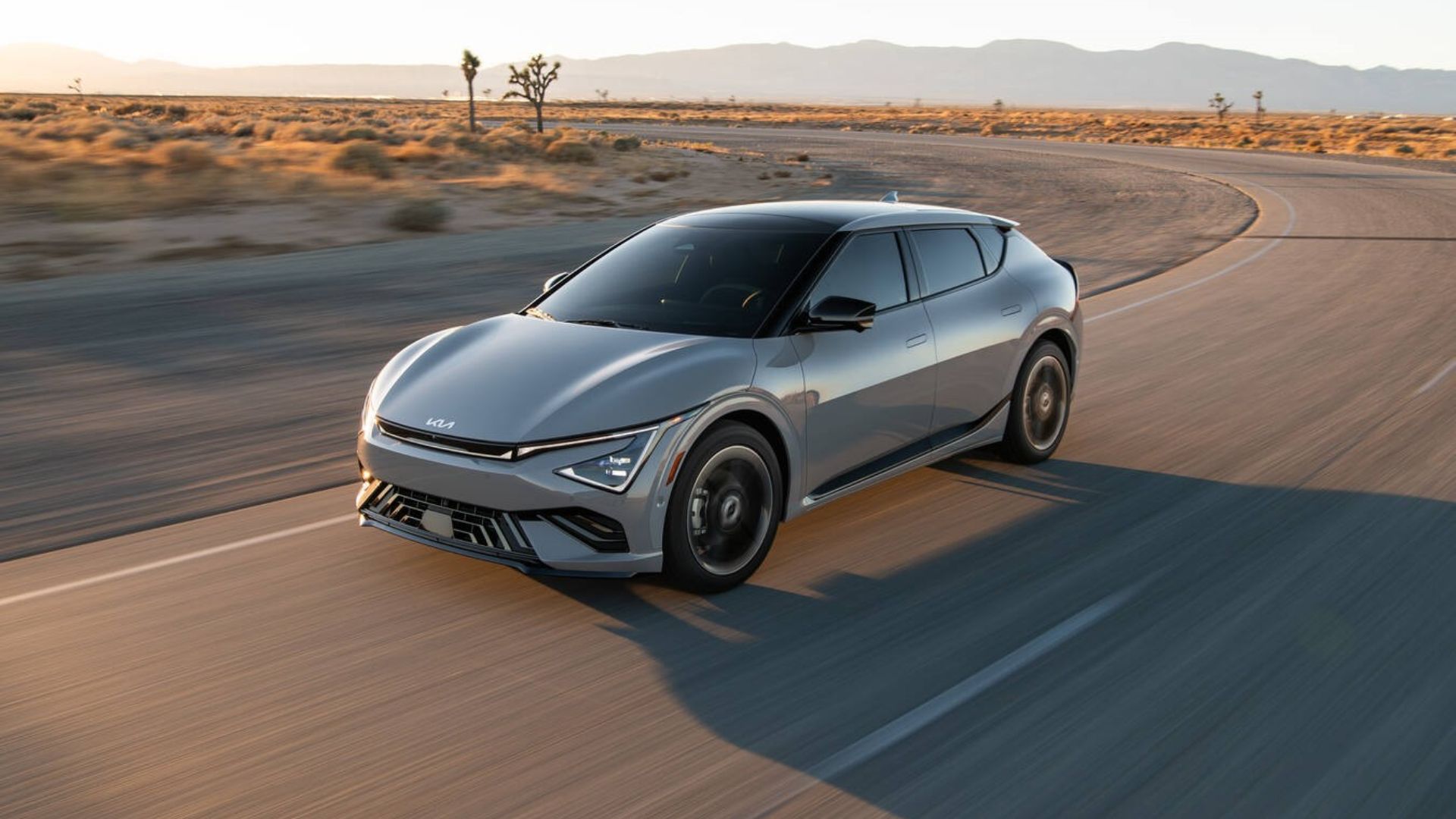 Foto frontal de três quartos de um Kia EV6 2025