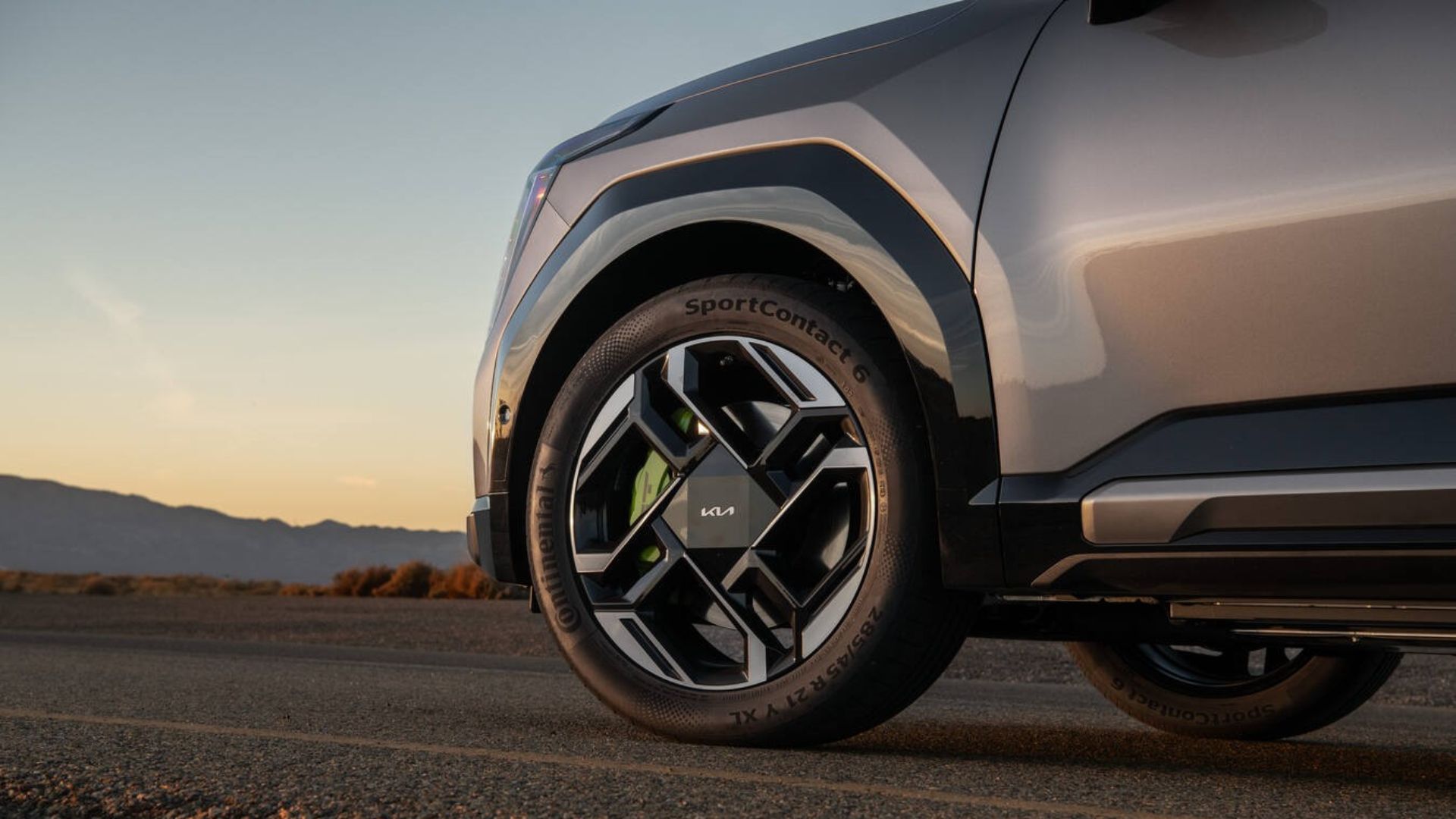 2026 Kia EV9 GT close-up da roda dianteira e do para-choque
