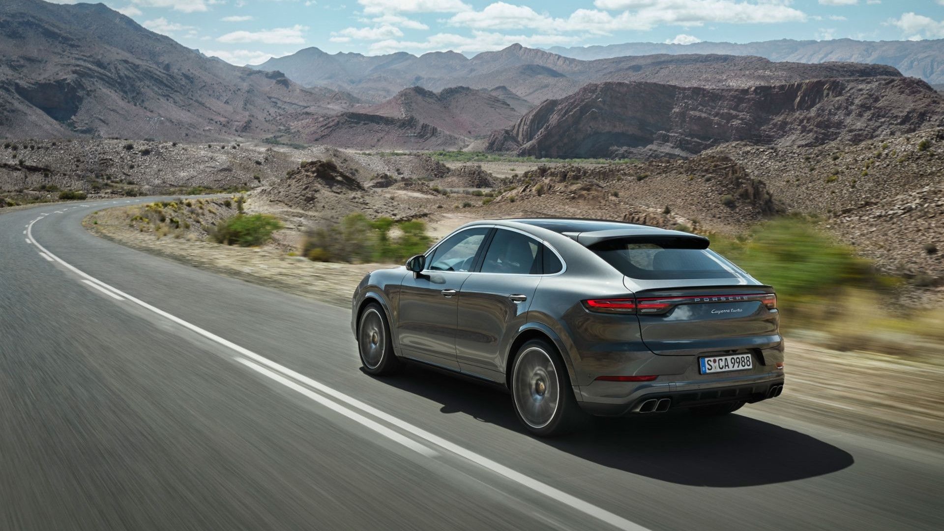 Foto de ação 3/4 traseira de um Porsche Cayenne 2019