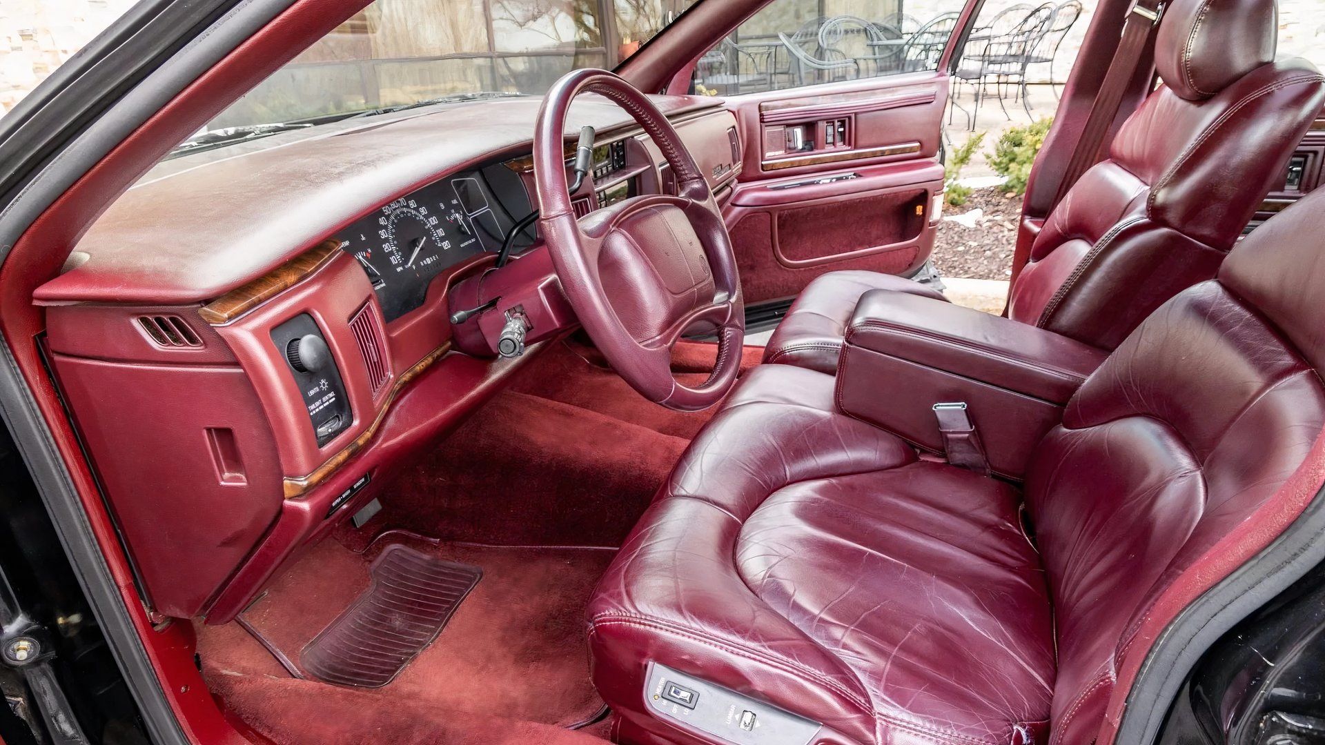 Foto do interior de um Buick Roadmaster Estate 1996