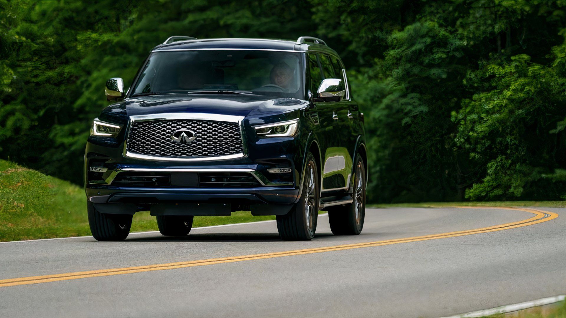 Foto frontal de ação 3/4 de um Infiniti QX80 2024