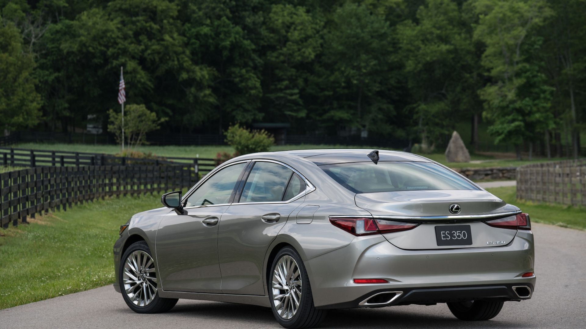 2019_Lexus_ES_300h_Exterior_06_7DA5C12646A6731B2769C5E1F0085A8E3AA99C74