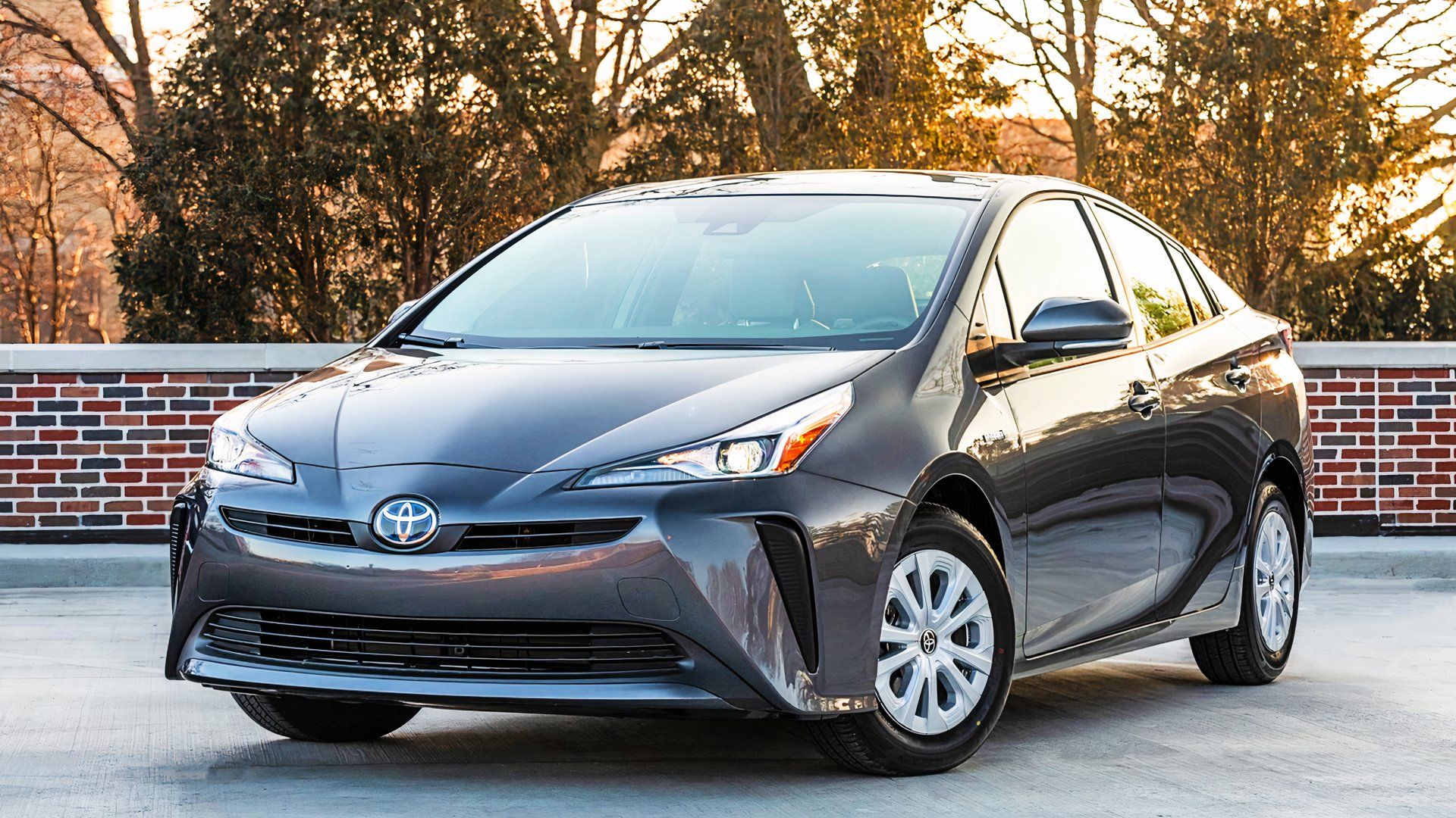 Um hatchback híbrido Toyota Prius 2020 cinza está estacionado. 