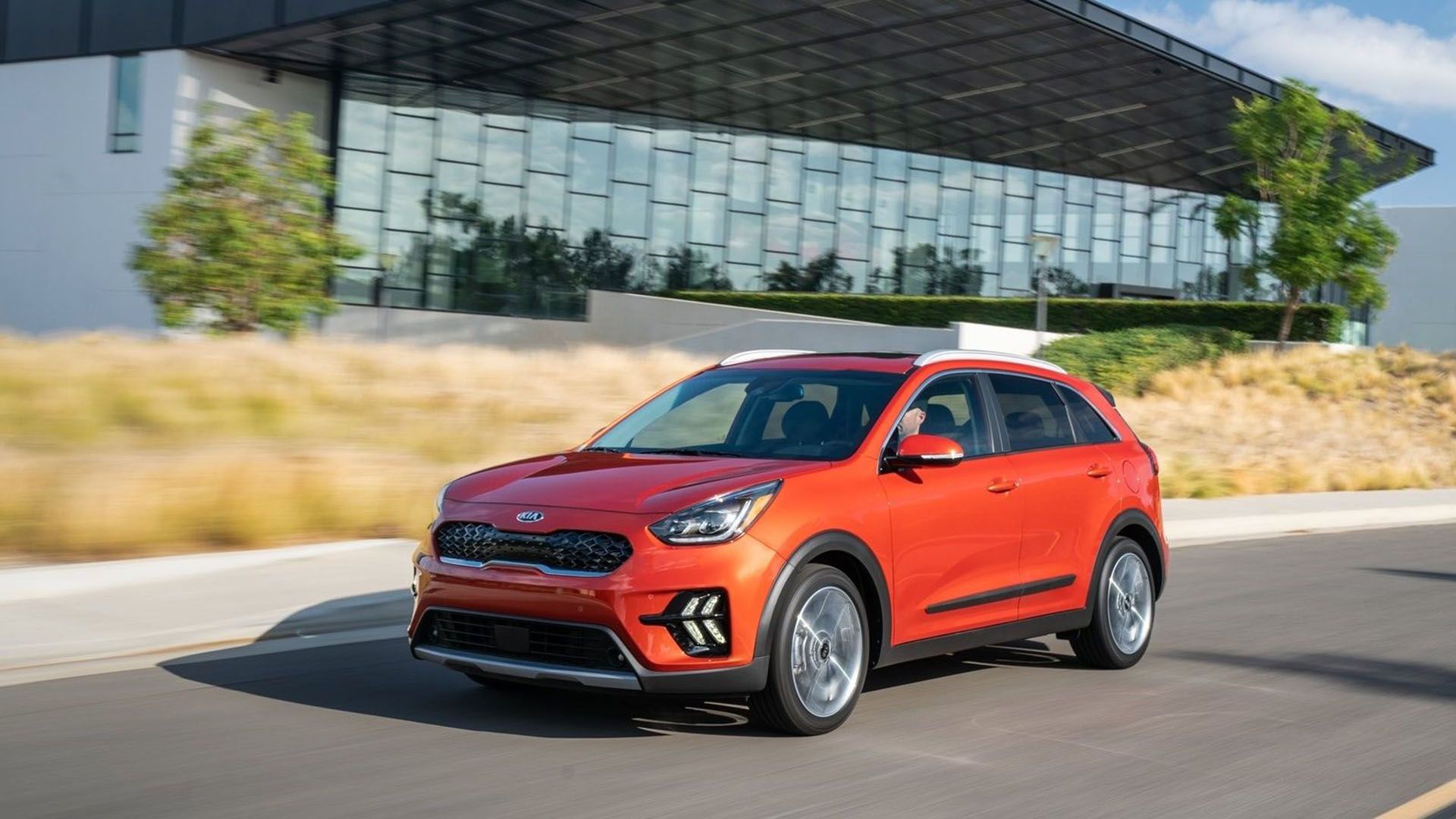 Front 3/4 view of a 2022 Kia Niro Plug-in Hybrid (2)-2